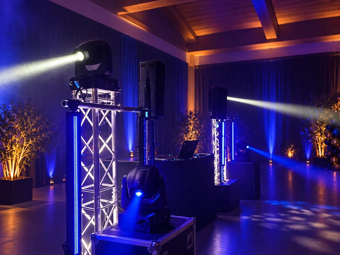 Beleuchteter DJ-Aufbau mit Moving Heads, Lichttraversen und Lautsprechern in einem Veranstaltungssaal